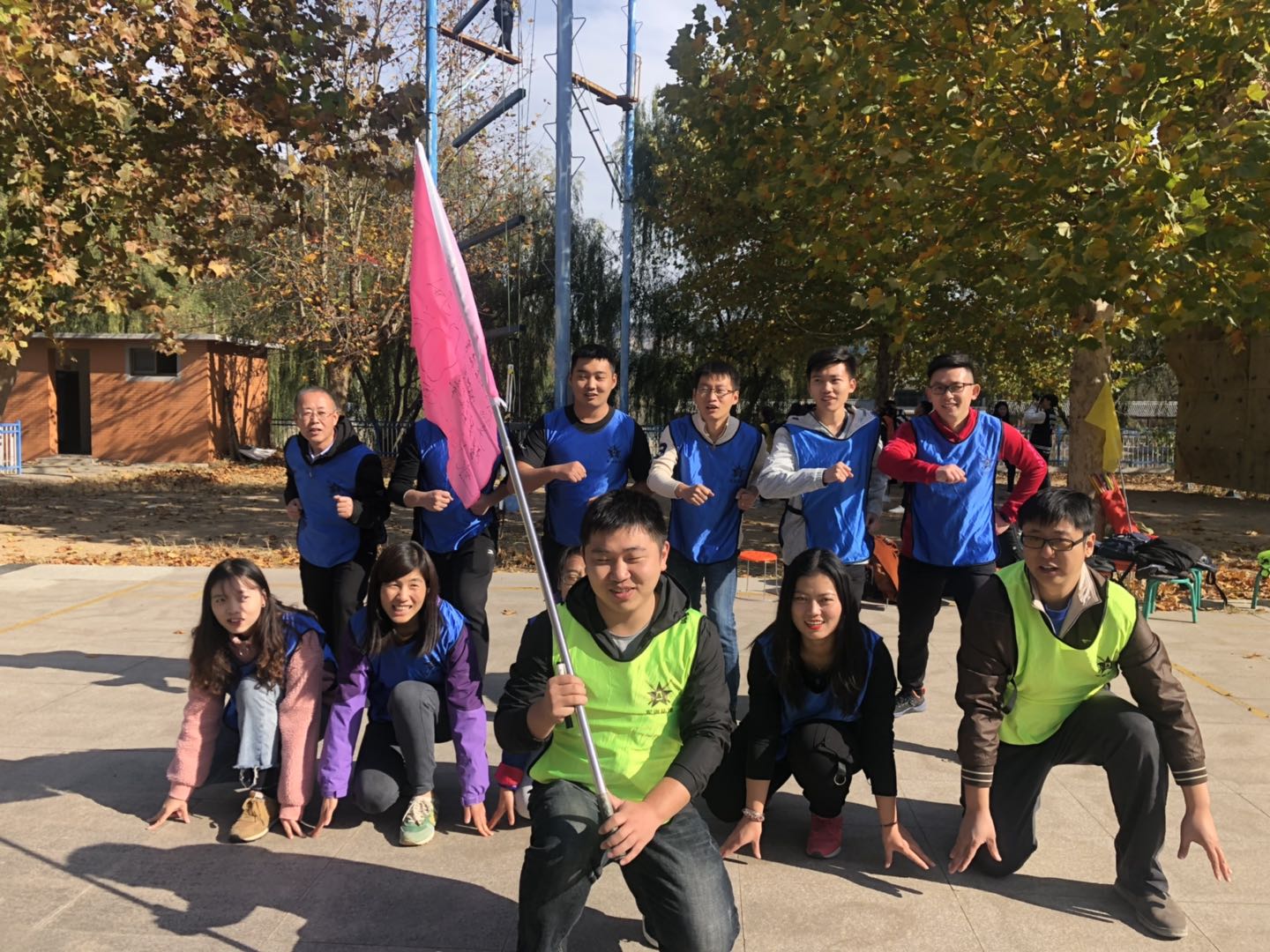 饱满,由教练人员进行简短的开训仪式后,培训教练将人员分为3个小队